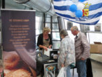 Zeeuwse Archievendag 2011 Tinka Leene met haar stand met de Zeeuwse Knop in bakblikvorm in de koffieruimte