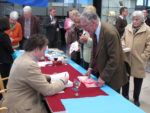 Zeeuwse Archievendag 2011 Schrijver Sjeng Scheijen signeert zijn boek over Sergej Diaghilev in het archiefcafé na afloop van zijn lezing