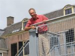 Solography-experiment met een zelfgemaakte camera-obscura bevestigd op het balkon van het terras in de tuin van het Van de Perrehuis in Middelburg. Op de foto is Jan Koeman van de Sterrewacht Philippus Landsbergen zichtbaar